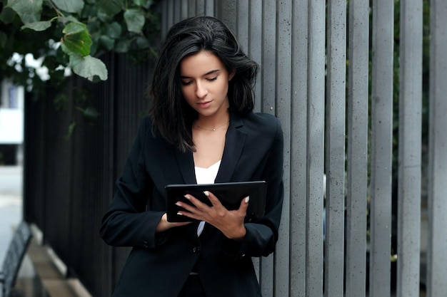 Business onderwijs technologie en mensen concept zakenvrouw werken met tablet pc-computer op straat in de stad