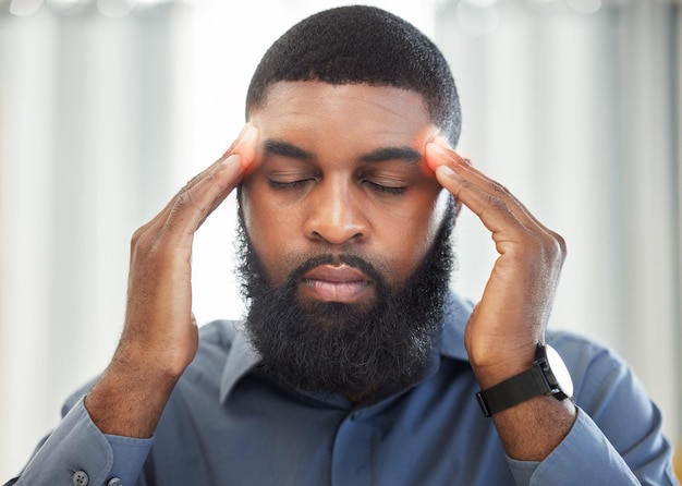 ビジネスの痛みと頭痛の黒人男性燃え尽き症候群と健康問題の緊急事態とストレスを伴う監査の締め切り片頭痛の医学的問題と過労を持つ男性従業員とコンサルタント