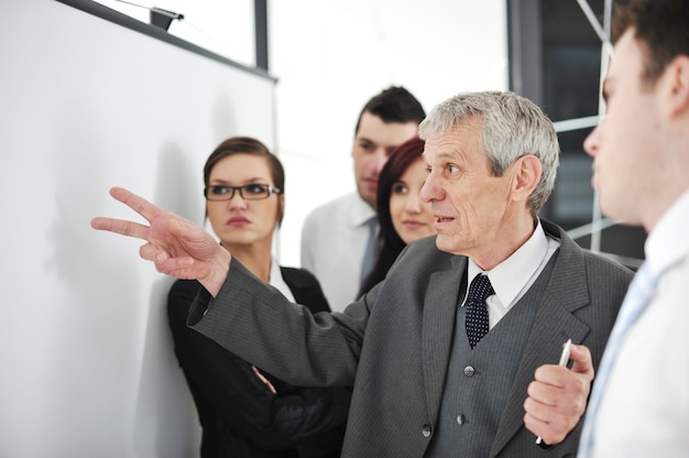 Foto partner commerciali discutendo documenti e idee durante la riunione