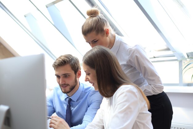 Foto partner commerciali che discutono documenti e idee durante la riunione.