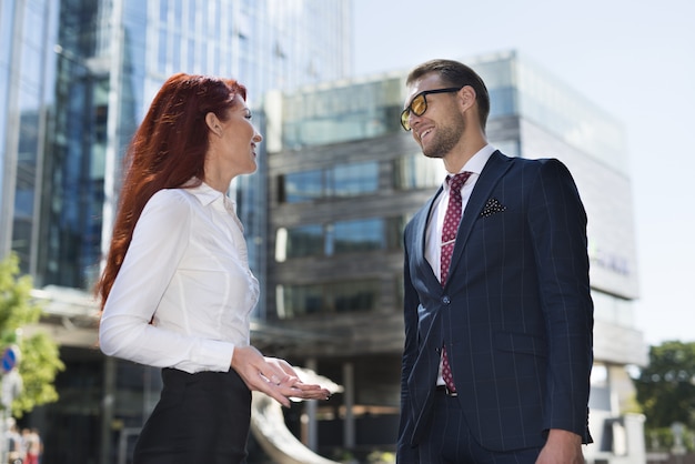 Business partner discutendo all'aperto