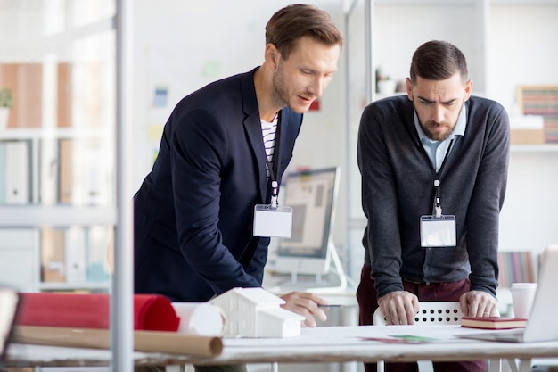 Foto soci commerciali che discutono lavoro