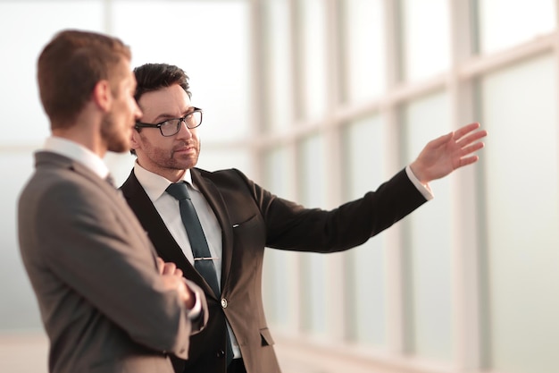 Foto partner commerciali che discutono di prospettive di lavoro