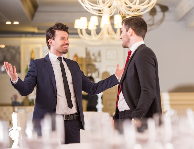 Partner commerciali durante la riunione d'affari nel ristorante.