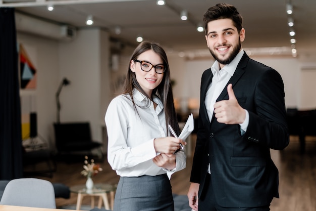 I soci commerciali uomo e donna lavorano nell'ufficio