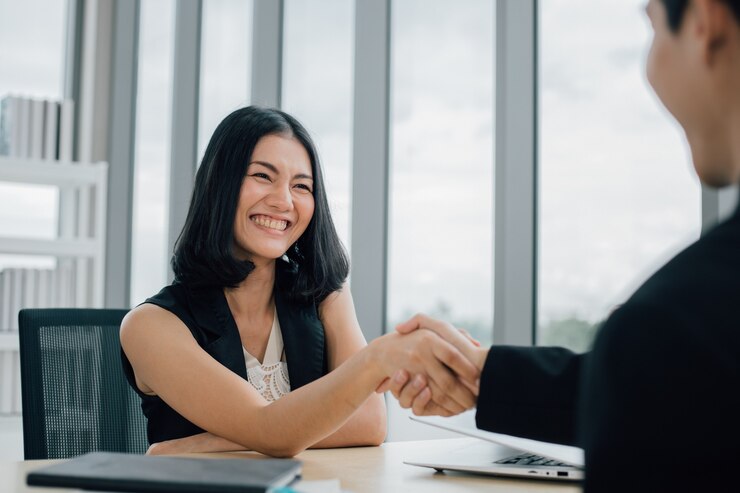 握手するビジネスパートナーがオフィスルームで中小企業を立ち上げます。