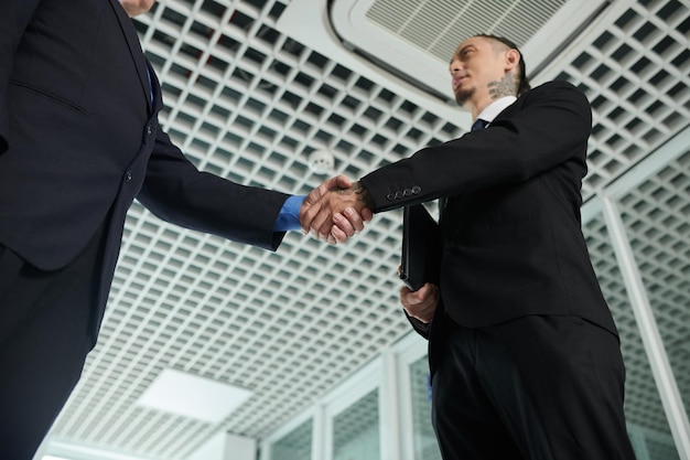 ビジネスパートナーを握手