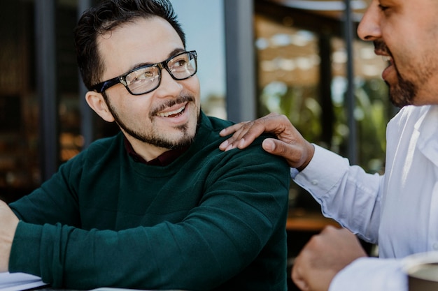 Foto partner commerciali che parlano in un caffè