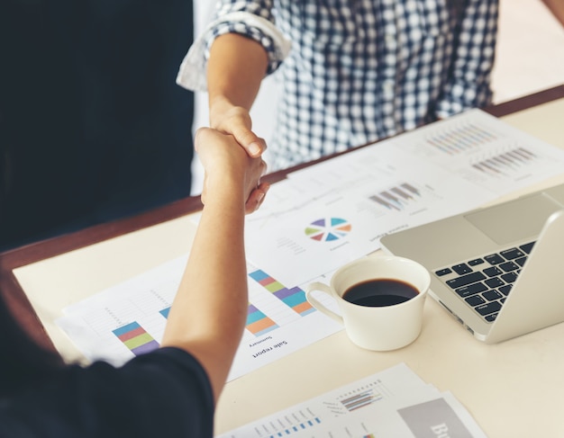 Photo business partnership meeting concept. image businesswoman handshake. successful businesswomen handshaking after good deal.