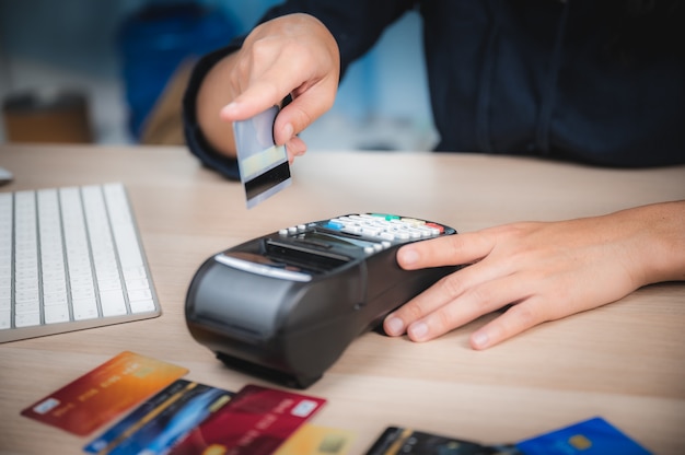 Foto affare che paga con la macchina della carta di credito, concetto di pagamento dell'acquisto del cliente