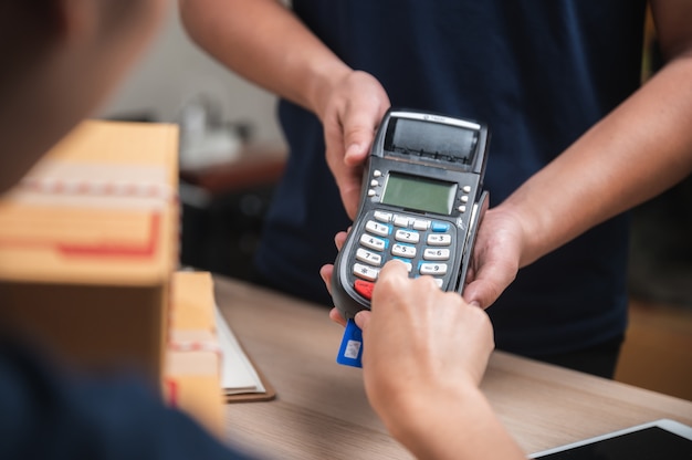 신용 카드 기계, 고객 구매 지불 개념으로 지불하는 사업