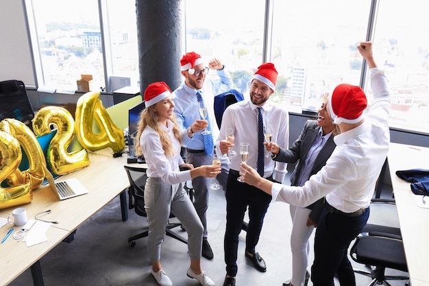 Фото Деловые люди празднуют счастливого нового года 2024 в современном офисе