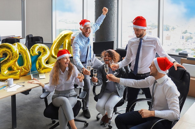 Foto gli uomini d'affari festeggiano l'anno nuovo 2024 in un ufficio moderno