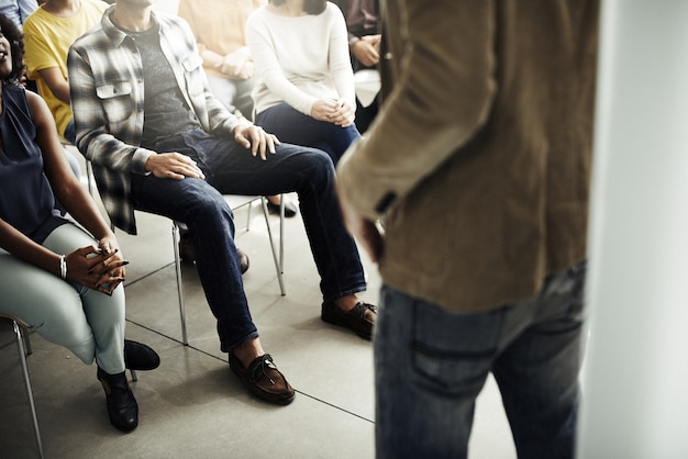 Foto gli uomini d'affari stanno avendo una discussione