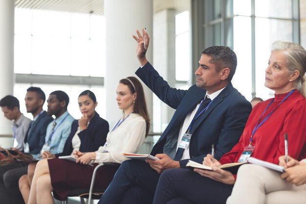 Foto uomini d'affari che partecipano a un seminario aziendale