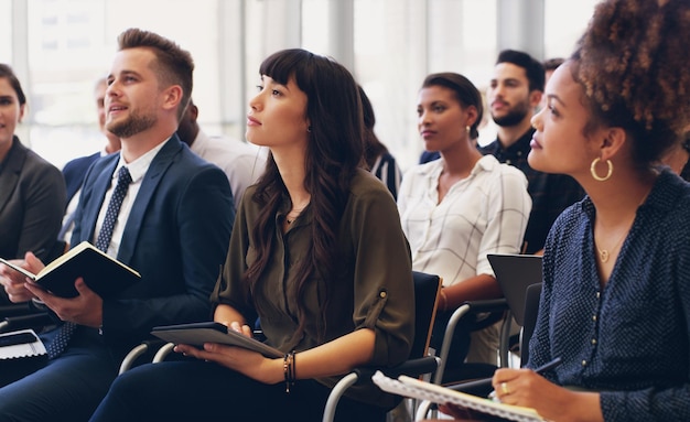 Pubblico di uomini d'affari e seminari di formazione o riunioni di conferenza nel marketing o nelle vendite in ufficio gruppo di lavoratori dipendenti o team in seminario per strategia aziendale o coaching sul posto di lavoro