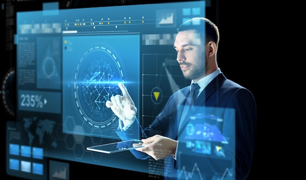 бизнес, люди, дополненная реальность и современные технологии концепция - бизнесмен в костюме работает с прозрачным планшетным компьютером и виртуальным экраном проекции на черном фоне