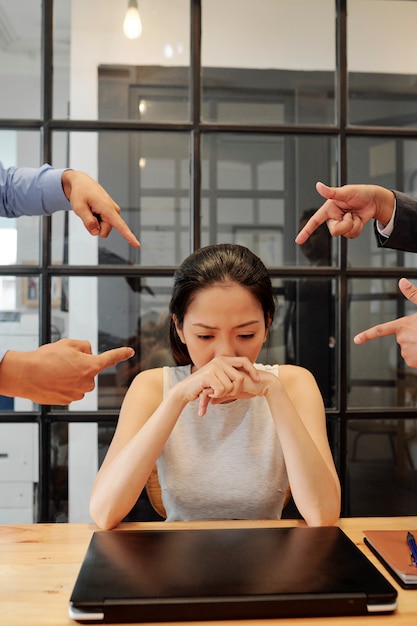 사업가 비난하는 사업 사람들