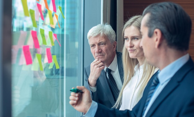 Foto gli uomini d'affari fanno brainstorming di idee