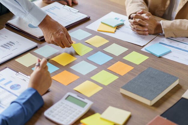 Business People 브레인스토밍 회의 디자인 아이디어는 포스트잇 노트를 사용하여 아이디어 전문 투자자가 사무실에서 프로젝트 비즈니스 브레인스토밍 계획을 공유합니다.