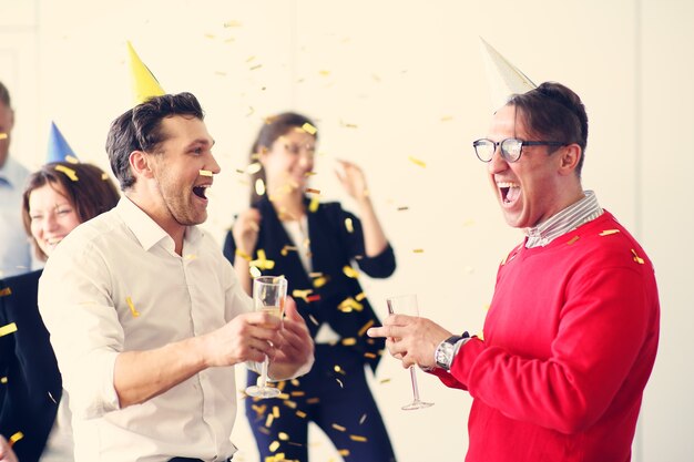 Gente di affari che celebra il nuovo anno alla festa dell'ufficio