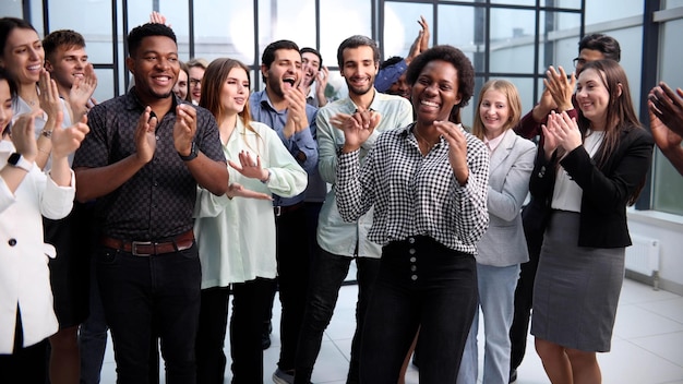 Photo business people clapping their hands after a seminar