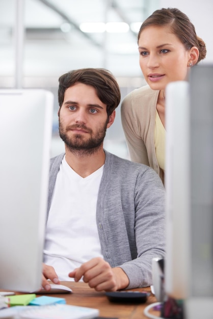 Foto persone d'affari computer e comunicazione nella pianificazione per la proposta online e internet per la ricerca sito web dei dipendenti e lavoro di squadra sul rapporto in ufficio supporto e soluzione per il progetto al lavoro