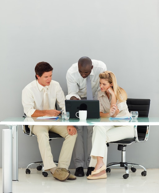 Photo business people conversing in an office