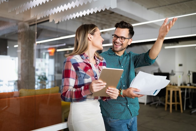 Concetto di riunione dell'ufficio di pianificazione di brainstorming di lavoro di squadra degli architetti del progettista della gente di affari