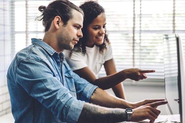 Photo business people discussing over computer in office