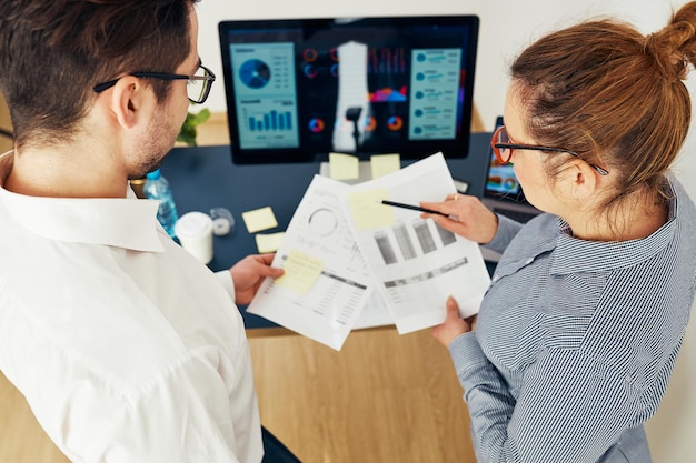 Foto persone d'affari che discutono di dati finanziari che lavorano su grafici persone che lavorano insieme in squadra d'ufficio