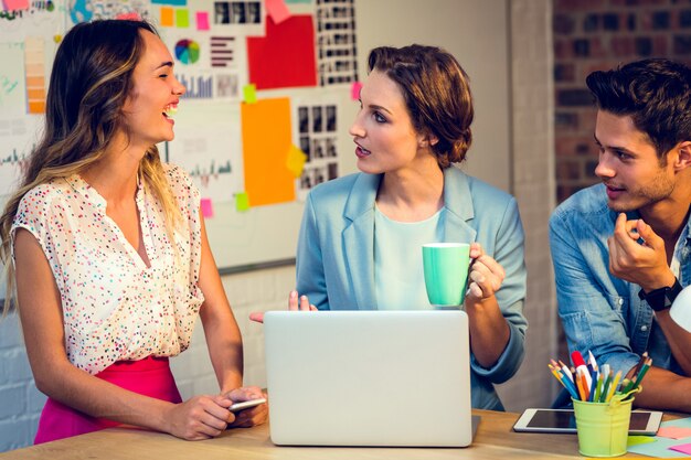 Photo business people discussing over laptop