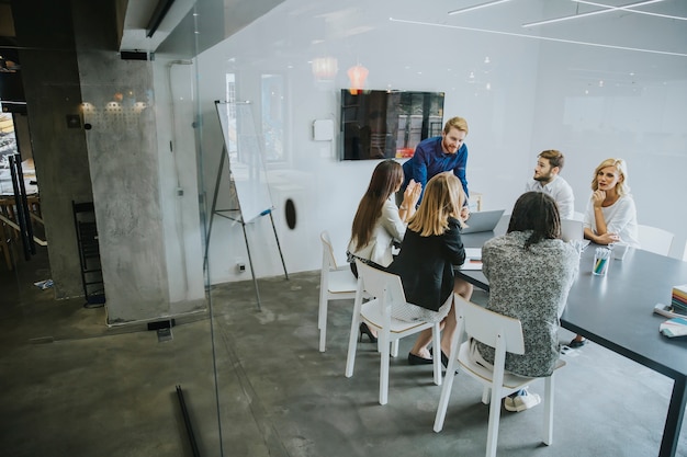 Photo business people discussing a strategy and working together in office