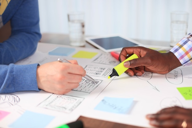 Foto riunione di brainstorming di persone d'affari diverse