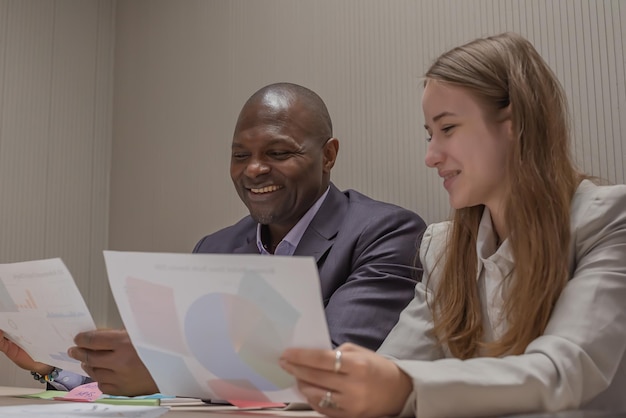 Uomini d'affari o colleghi diversi che lavorano e si incontrano in un ufficio moderno