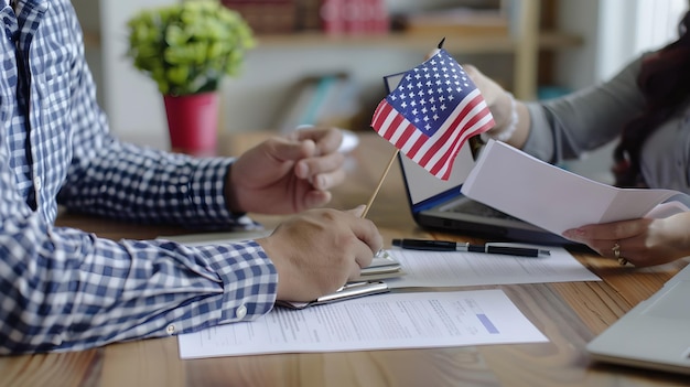 Foto uomini d'affari che si scambiano la bandiera americana su una scrivania di legno simbolo di patriottismo e collaborazione ambiente di riunioni aziendali casuali ai