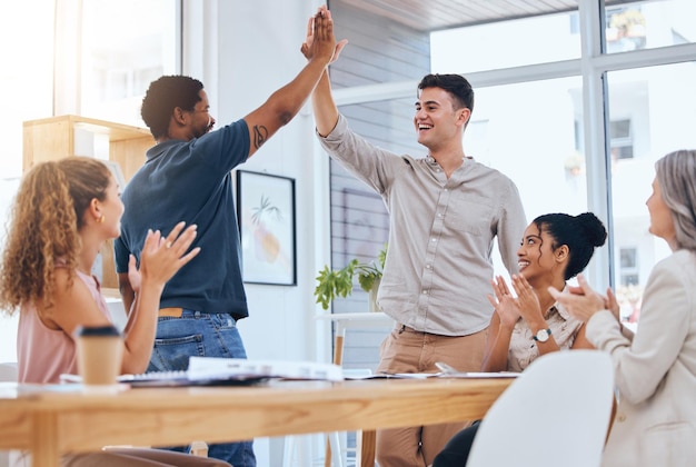 チームの達成と会社の勝利を祝うために手をたたく会議の人々の成功にハイタッチを与えるビジネスマン 職場でのパートナーシップでの興奮した成長とサポート