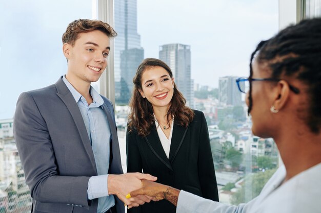 Gente di affari che saluta il nuovo collega