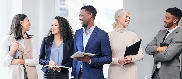 Foto gli uomini d'affari si raggruppano e sono felici della diversità nei discorsi delle agenzie finanziarie o pronti per incontrare uomini donne e conversazioni con la gestione finanziaria del lavoro di squadra o la tecnologia per la solidarietà nell'ufficio moderno