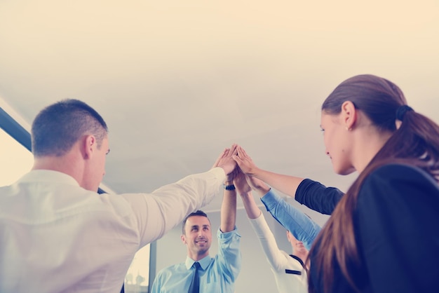 비즈니스 사람들 그룹이 손을 잡고 우정과 팀워크의 개념을 나타내는 낮은 각도 보기