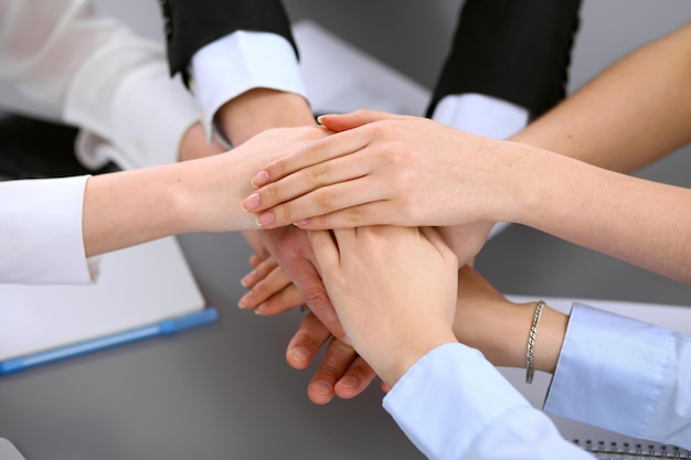 비즈니스 사람들이 손을 잡고 우정과 팀워크의 개념을 나타내는 그룹