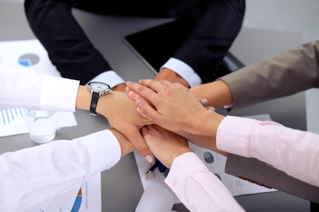 手を取り合って友情とチームワークの概念を代表するビジネスピープルグループ