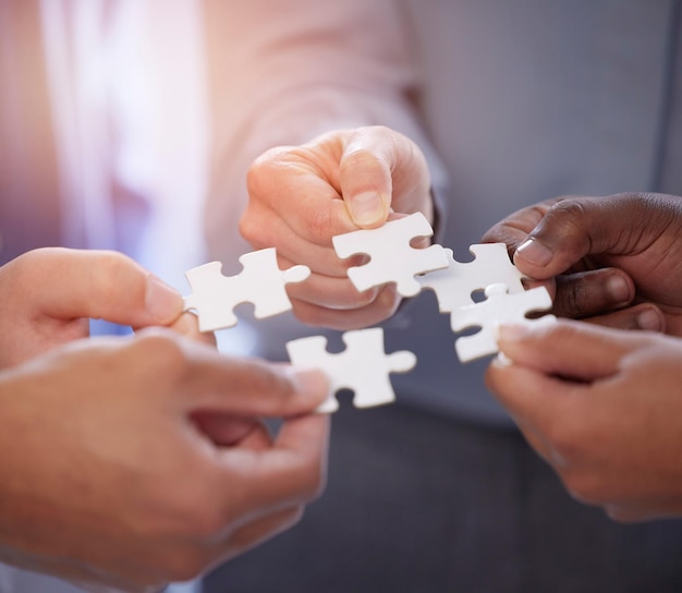 Foto le mani degli uomini d'affari e il lavoro di squadra con la collaborazione di puzzle per risolvere problemi di crescita e sviluppo incontrare la diversità e il puzzle di coworking nel team building riuniscono uomini e donne con la soluzione