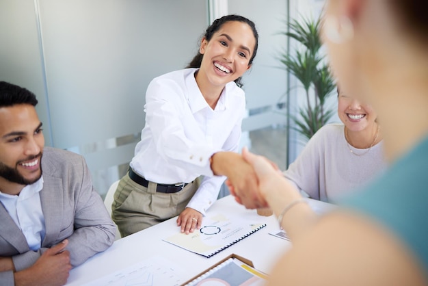 ビジネスマンとビジネスマンの握手会 - 昇進入社会社へのようこそ - 女性と握手会祝賀会雇用会チームワーク会