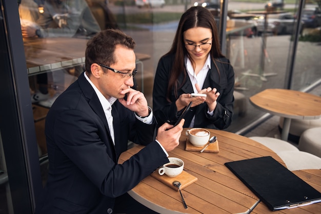 Gente di affari che ha una negoziazione di affari in un caffè