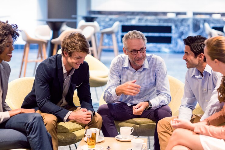 Photo business people having a discussion in cafeteria