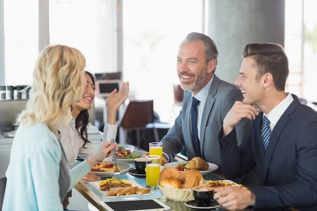 写真 レストランで食事をしているビジネス人々