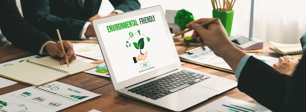 사진 노트북 화면에 에코 아이디어가 있는 회의실에서 co2를 줄이고 넷 제로 정책을 구현하기 위해 환경 친화적이고 환경 보수적인 계획을 세우고 있는 녹색 기업 회사의 사업가들