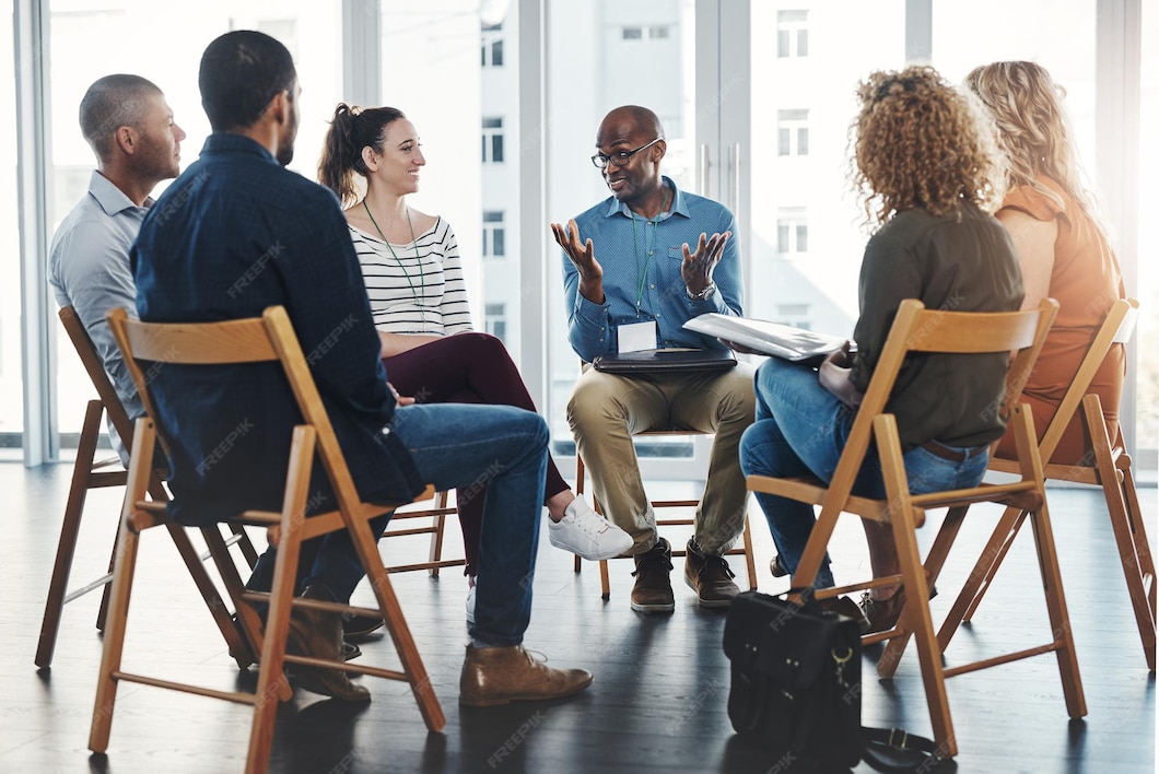 premium-photo-business-people-in-an-informal-meeting-team-building