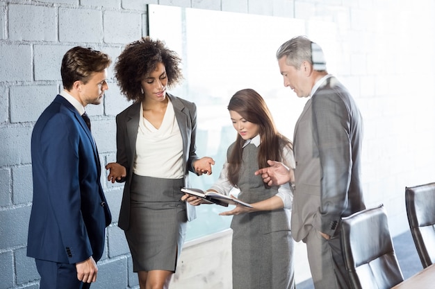 Photo business people interacting with each other in conference room